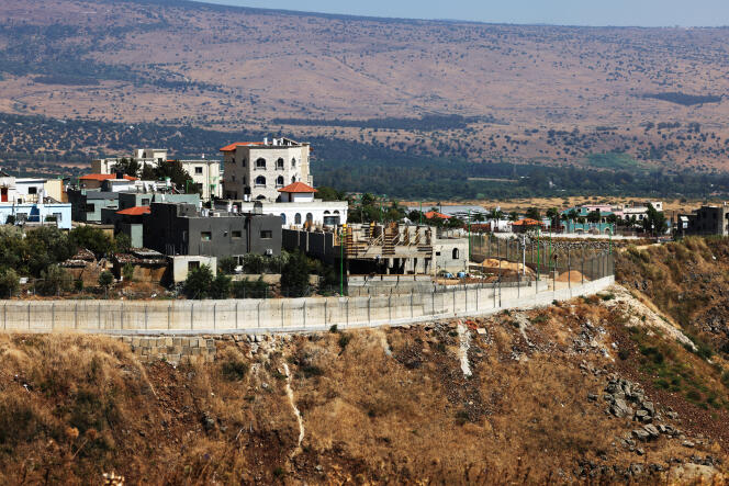 La partie nord du village frontalier de Ghajar, récemment entouré de murs par Israël, photographiée depuis le village de Ouazzani, au sud du Liban, le 21 juillet 2023.