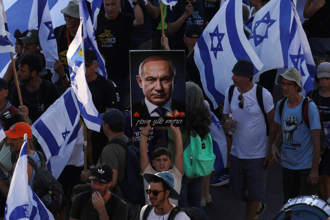 Les manifestants contre la refonte judiciaire du gouvernement israélien entrent à Jérusalem, après une marche en provenance de Tel-Aviv, le 22 juillet 2023.