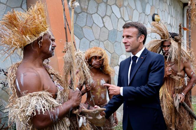 Emmanuel Macron assiste à une cérémonie de bienvenue avec des danseurs et des guerriers traditionnels au Sénat local de Nouméa, le 25 juillet 2023.