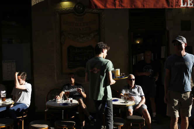 Un servidor de temporada en un bar, en Niza, el 31 de mayo de 2022. 