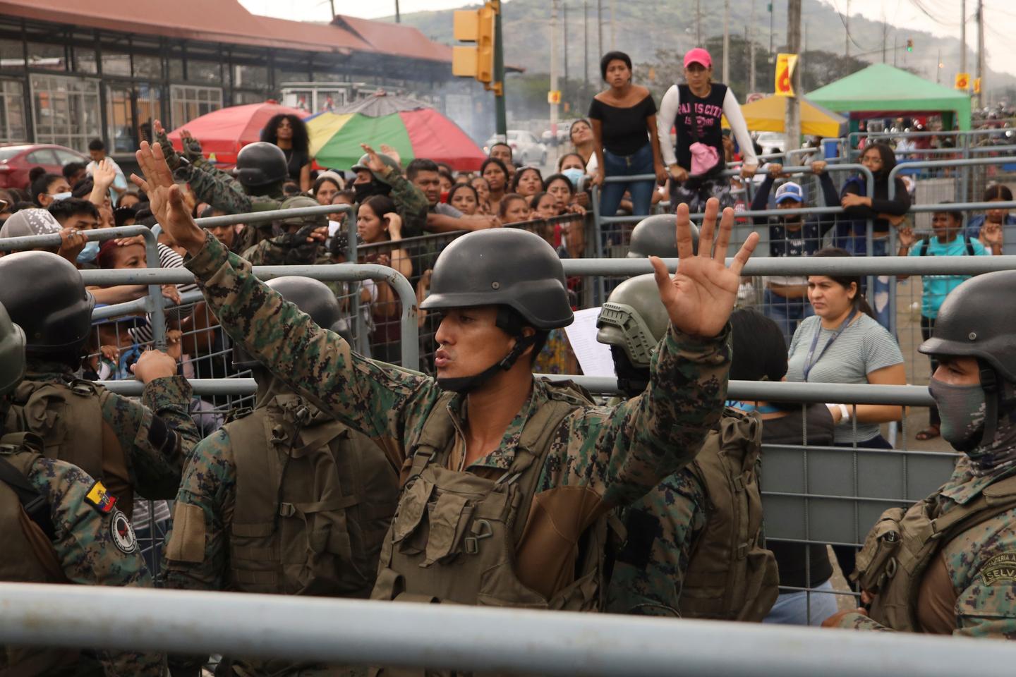 la police reprend le contrôle d’une prison de Guayaquil après des violences qui ont fait au moins 31 morts chez les détenus