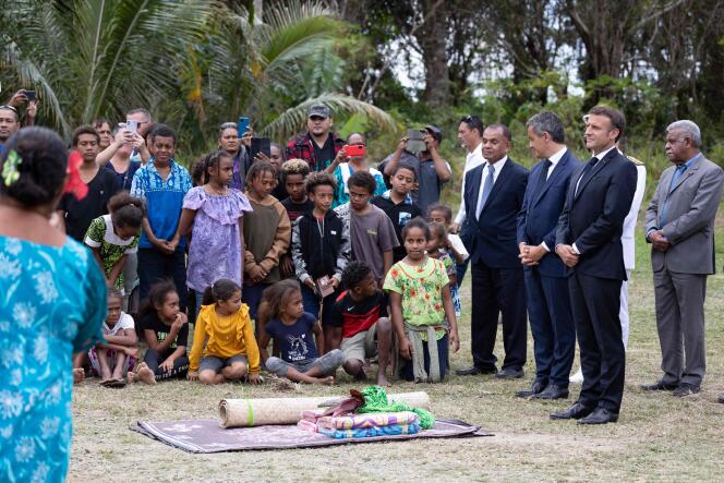 Emmanuel Macron, lors d’une cérémonie coutumière en son honneur, à Touho, dans le nord de la Nouvelle-Calédonie, le 25 juillet 2023.