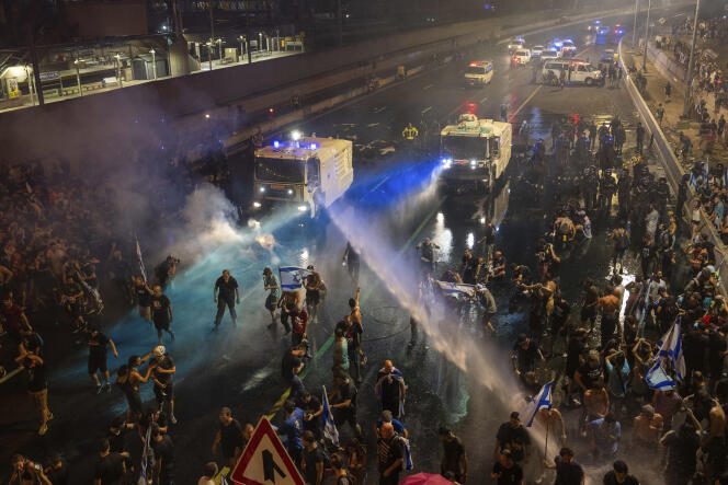 La police anti-émeute tente de disperser les manifestants avec un canon à eau lors d’une manifestation contre les projets du gouvernement de Netanyahu de refondre le système judiciaire, à Tel Aviv, le lundi 24 juillet 2023.