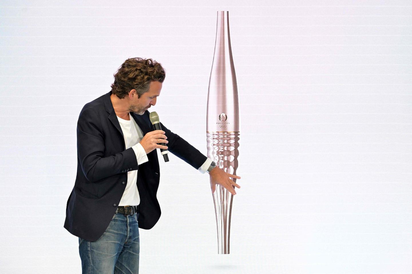 the-torch-of-the-paris-olympic-games-unveiled-a-symbol-of-design-and