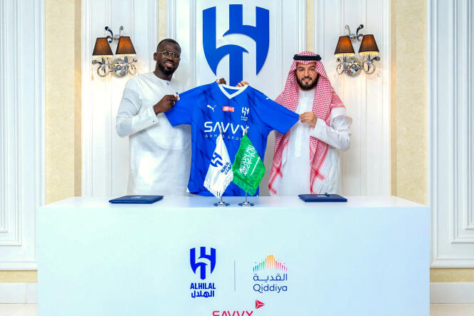 Le footballeur sénégalais Kalidou Koulibaly lors de la signature de son contrat avec le club d’Al-Hilal, à Ryad, le 25 juin 2023.