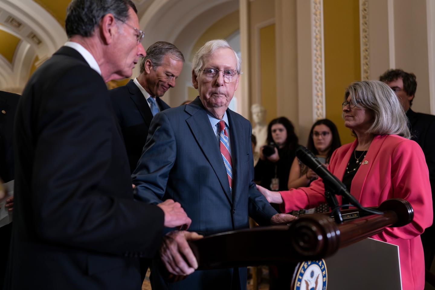 le chef des républicains au Sénat, Mitch McConnell, accuse un long moment d’absence en plein discours