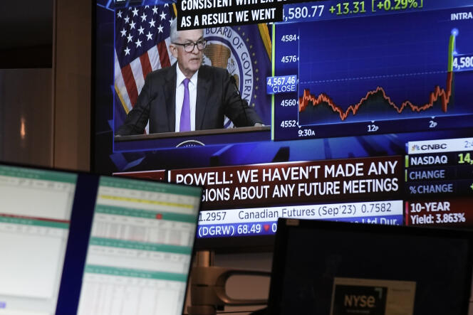 La conférence de presse du président de la Fed, Jerome Powell, diffusée sur un écran à la Bourse de New York, le 26 juillet 2023. 
