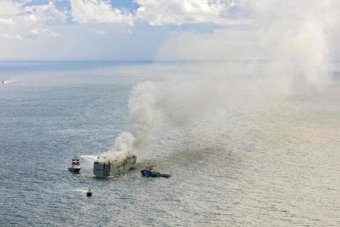 Photographie aérienne des bateaux d’urgence éteignant un incendie à bord du cargo « Fremantle Highway », au large des côtes de l’île néerlandaise d’Ameland, le 26 juillet 2023. 