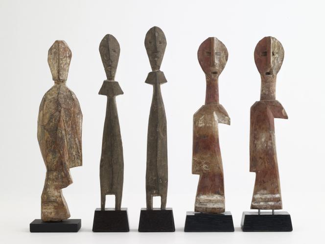 Aklama anthropomorphic statuettes, 20th century. Ghana and Togo, Dangme and Ewe cultures. Wood, natural pigments. Ewa and Yves Develon collection.