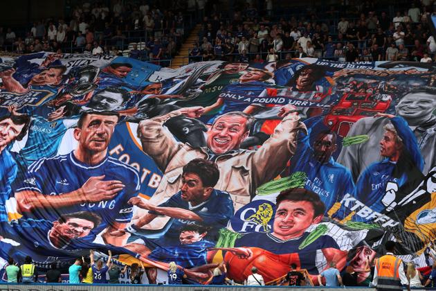 L’ancien propriétaire de Chelsea, Roman Abramovitch, apparaît sur la banderole déployée par les supporters avant le coup d’envoi de Chelsea vs Watford en Premier League, à Stamford Bridge, le 22 mai 2022.