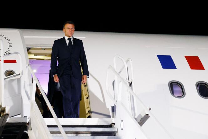 Emmanuel Macron lors de son arrivée au Vanuatu, à l’aéroport international de Port-Vila, le 26 juillet 2023.