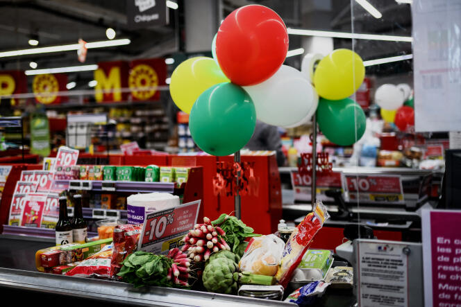 Des produits alimentaires à la caisse d’un supermarché Casino à Tassin-la-Demi-Lune (Rhône), le 28 avril 2023.