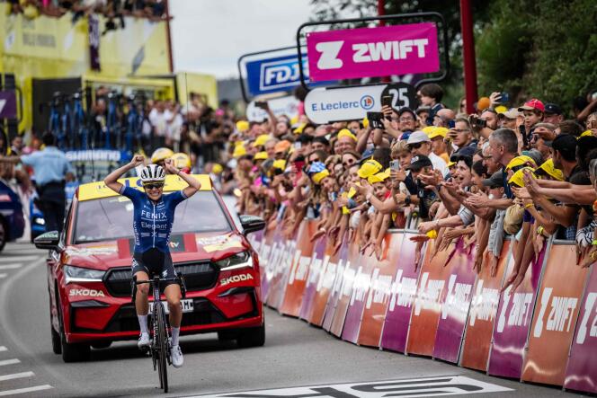 La coureuse néerlandaise Yara Kastelijn franchit la ligne d’arrivée de la 4e étape du Tour de France Femmes, à Rodez, le 26 juillet 2023. 