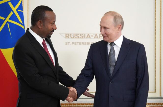 Le premier ministre éthiopien, Abiy Ahmed, et le président russe, Vladimir Poutine, à l’occasion du sommet Afrique-Russie, à Saint-Pétersbourg (Russie), le 26 juillet 2023.