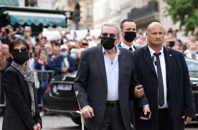 El actor francés Alain Delon, al centro, y Hiromi Rollin, a la izquierda, llegan a la ceremonia fúnebre del actor francés Jean-Paul Belmondo en la iglesia de Saint-Germain-des-Pres, en París, el 10 de septiembre de 2021.
