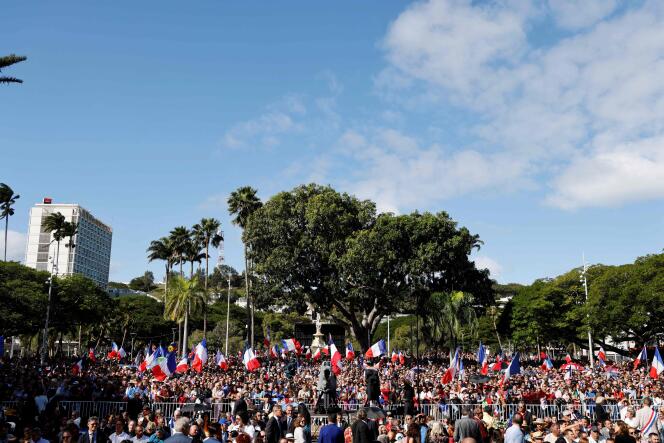 La foule attend l’arrivée d’Emmanuel Macron sur la place des Cocotiers, à Nouméa, le 26 juillet 2023.
