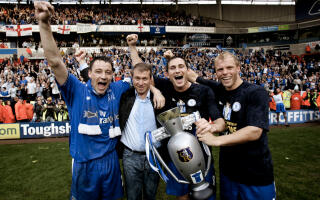 John Terry, Roman Abramovitch, Frank Lampard et Eidur Gudjohnsen célèbrent le premier titre de champion d’Angleterre de Chelsea en cinquante ans, le 30 avril 2005, à Bolton.