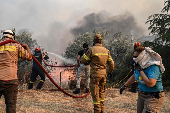 Des pompiers tentent d’éteindre un incendie à Nea Anchialos, près de la ville continentale grecque de Volos, le 27 juillet 2023.