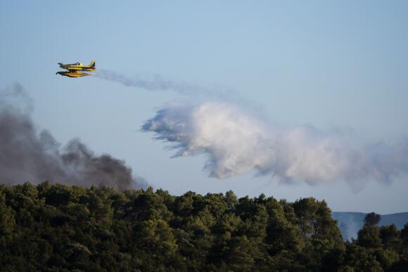 Un avion de pompiers largue de l’eau sur un incendie sur l’île de Ciovo, en Croatie, le 27 juillet 2023.