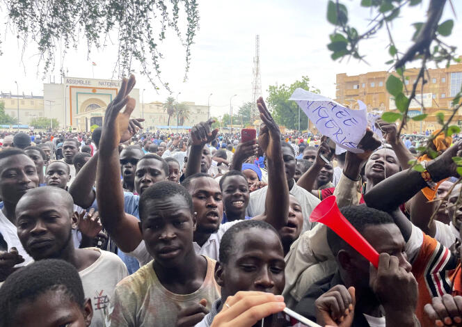 Des partisans des soldats mutins se rassemblent pour lui manifester leur soutien à Niamey le 27 juillet 2023.