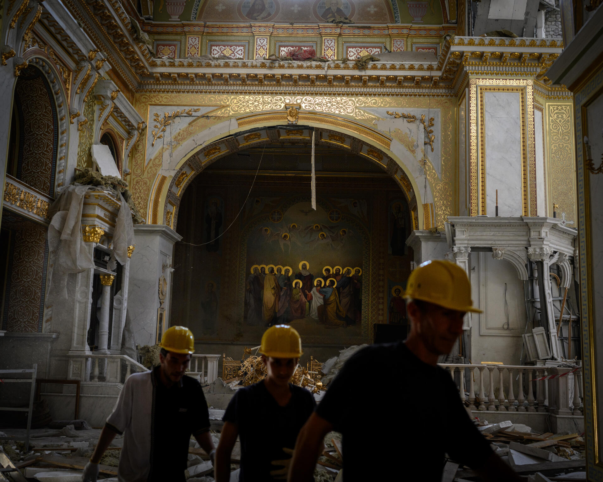 Travaux de restauration dans la cathédrale de la Transfiguration touchée par une frappe russe dans la nuit du 22 et 23 juillet, à Odessa (Ukraine), le 25 juillet 2023. 