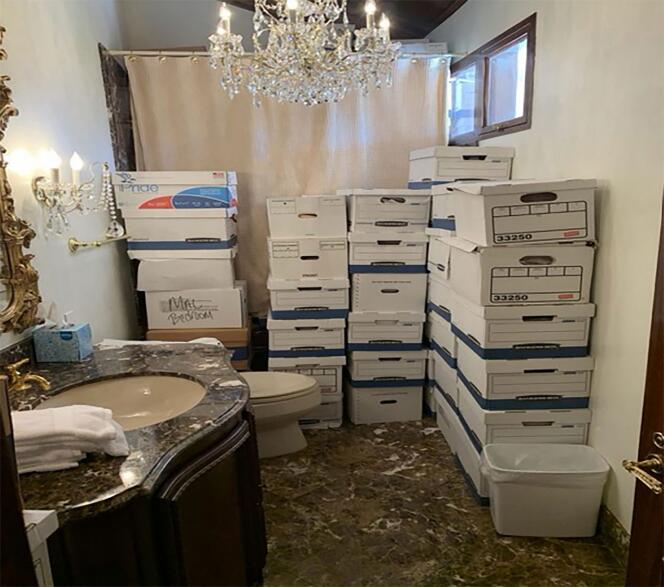 En esta foto proporcionada por el Departamento de Justicia de EE. UU., se ven montones de cajas en un baño de la residencia de Donald Trump en Mar-a-Lago, Florida.