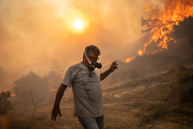 Pendant l’incendie du village de Gennadi, sur l’île grecque de Rhodes, le 25 juillet 2023.