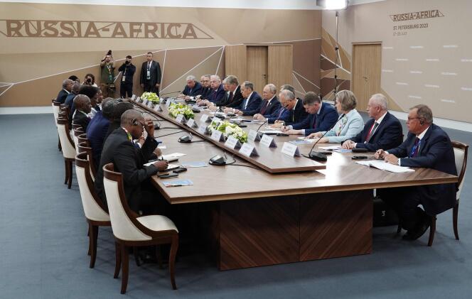 Le président russe, Vladimir Poutine, et la délégation du Mozambique et son président, Filipe Nyusi, lors du sommet Russie-Afrique, à Saint-Pétersbourg, le 27 juillet 2023. 