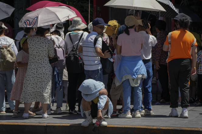 A Pékin, le 25 juillet 2023, une file d’attente sous des températures étouffantes. 
