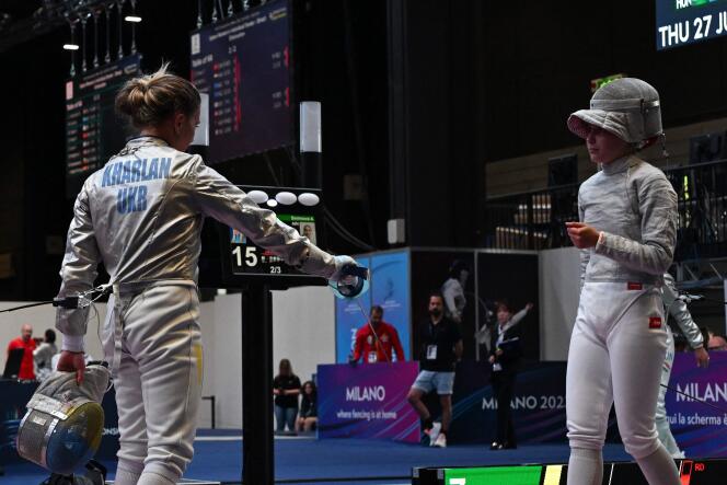 La sable ucraniana, Olga Kharlan (izquierda), se niega a darle la mano a su oponente rusa, Anna Smirnova, en el campeonato mundial de esgrima en Milán (Italia), el 27 de julio de 2023.