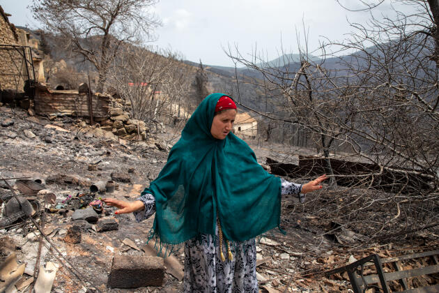 Cette femme a perdu sa maison dans un incendie, à Aït Oussalah, à 47 km de Béjaïa, le 25 juillet. Elle s’exprime : « Avant l’incendie, nous étions très pauvres mais nous avions un toit. Aujourd’hui, nous n’avons plus rien du tout. »
