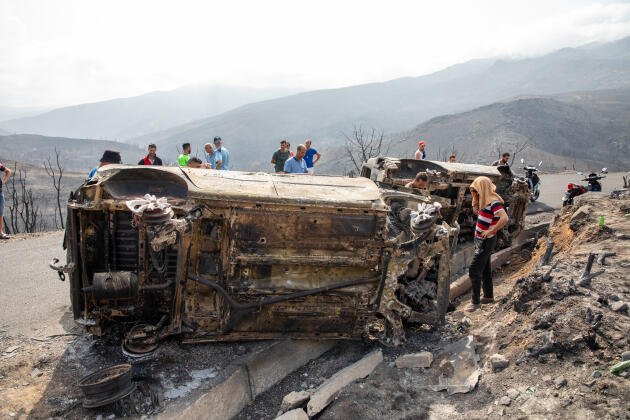 Quinze personnes parties d’Aït Oussalah, vers le littoral, ont péri dans un accident de la circulation qui a eu lieu alors qu’elles étaient prises au piège par les flammes, le 25 juillet 2023.