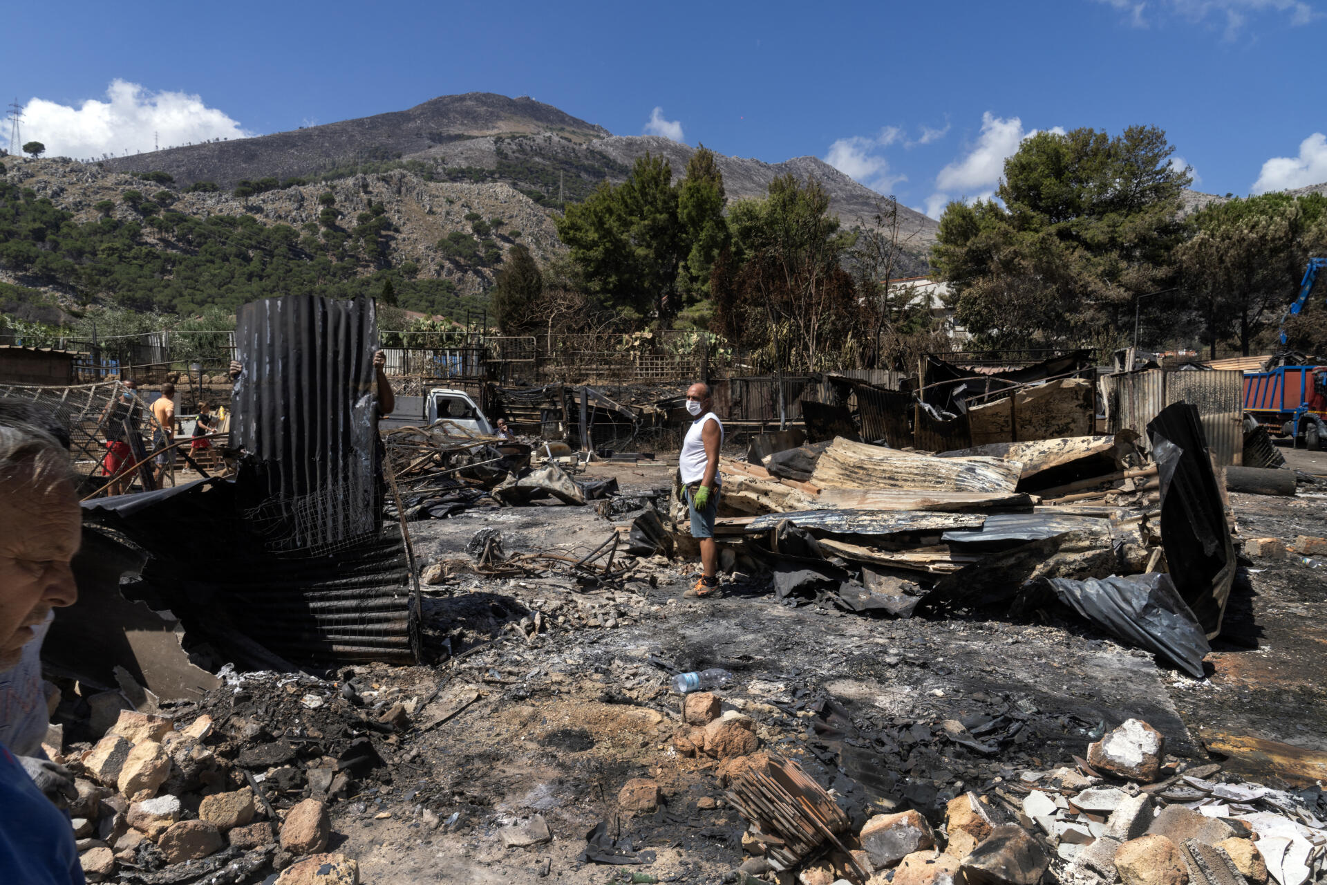 Un quartier de Palerme partiellement détruit par un incendie, le 27 juillet 2023.
