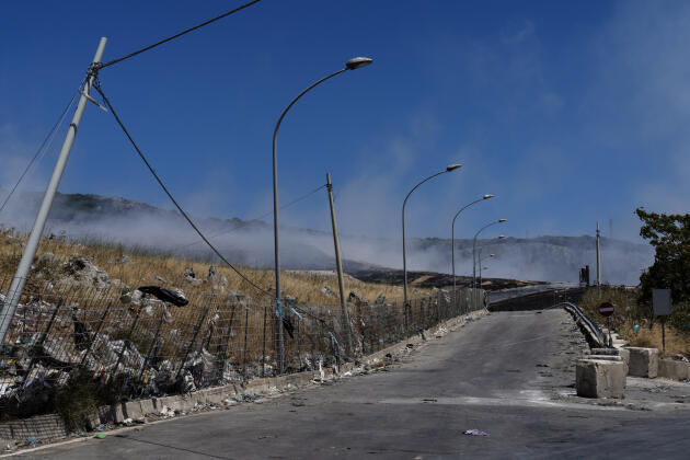 De la fumée s’élève depuis la décharge de Bellolampo, l’un des premiers endroits victimes des flammes, à Palerme, le 27 juillet 2023.