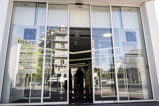 A l’entrée du siège de l’Insee, à Montrouge, près de Paris, le 14 juin 2019.