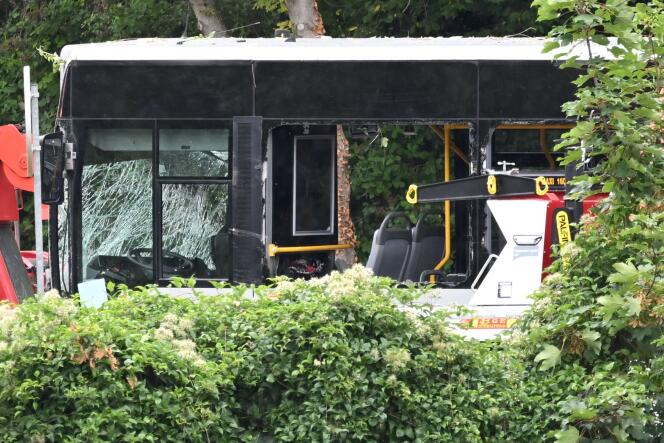 Una foto del autobús, tomada después del accidente, el 28 de julio de 2023, en Mézières-sur-Seine.