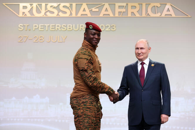 El presidente de Burkina Faso, el capitán Ibrahim Traore, y el presidente ruso, Vladimir Putin, durante la Cumbre Rusia-África en San Petersburgo, Rusia, el 27 de julio de 2023.