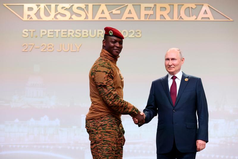 Le président du Burkina Faso, le capitaine Ibrahim Traoré, et le président russe Vladimir Poutine, lors du sommet Russie-Afrique à Saint-Pétersbourg, en Russie, le 27 juillet 2023. SERGEI BOBYLEV / AP