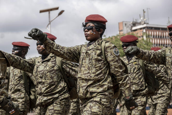Desfile de soldados centroafricanos en Bangui, 1 de diciembre de 2022.