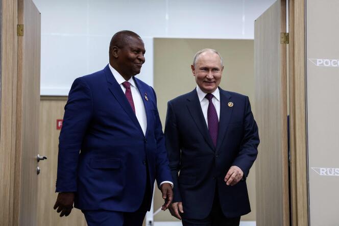 Le président centrafricain, Faustin-Archange Touadéra, et le président russe, Vladimir Poutine, lors du sommet Russie-Afrique à Saint-Pétersbourg, vendredi 28 juillet 2023.