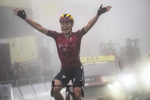 Demi Vollering (SD Worx) célèbre sa victoire au sommet du Tourmalet, l’arrivée de la 7e étape du Tour de France Femmes 2023. Un coup d’éclat, qui lui permet de récupérer le maillot jaune, le 29 juillet 2023.