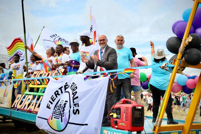 Deuxième édition de la « Pride des Campagnes » dans le village de Chenevelles, le 29 juillet 2023, à l’appel des associations Fiertes rurales et Stop homophobie.