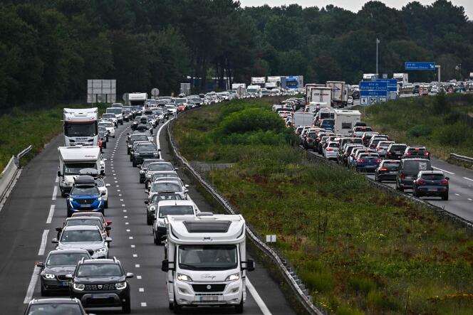 Cette photo a été prise le 29 juillet 2023 dans un embouteillage sur une autoroute à Cestas, près de Bordeaux, dans le sud-ouest de la France.