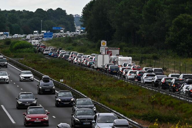   Atasco de tráfico el 29 de julio de 2023 en una autopista en Cestas, cerca de Burdeos, en el suroeste de Francia.