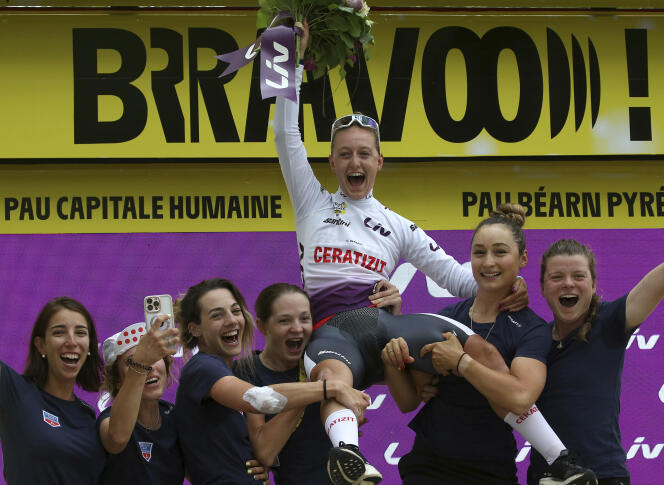 La francesa Cédrine Kerbaol, ganadora del maillot blanco a la mejor joven del Tour de Francia femenino de 2023, en Pau, el 30 de julio de 2023.
