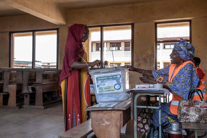 Une électrice dans un bureau de vote à Bangui (Centrafrique), dimanche 30 juillet.