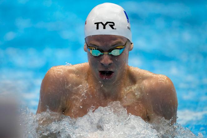 Leon Marchand, lors des séries du relais 4x100 m 4 nages, à Fukuoka (Japon), dimanche 30 juillet 2023. 