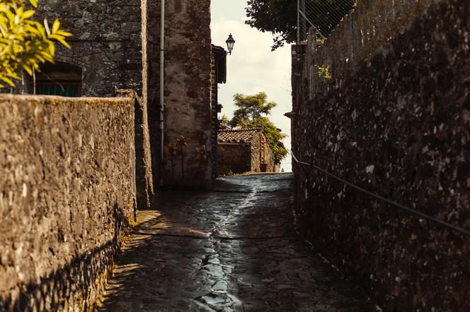 Une ruelle de Lucignana, en Toscane (Italie).