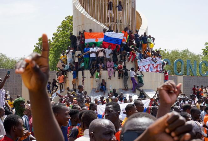 Manifestación en apoyo del general Abdourahamane Tiani, frente al edificio de la Asamblea Nacional en Niamey, Níger, 30 de julio de 2023. 