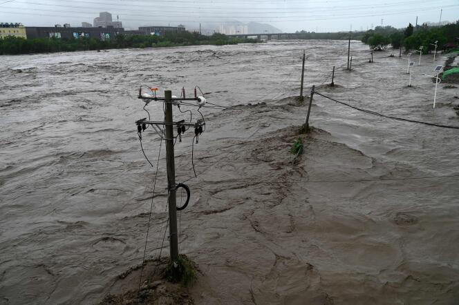El río Yongding en crecida muy fuerte tras las lluvias torrenciales que cayeron en el distrito de Mentougou, en Beijing, el 31 de julio de 2023.